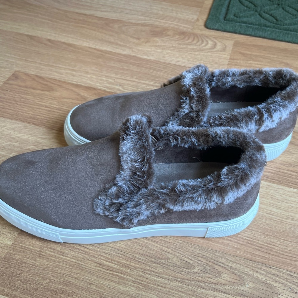 Fuzzy winter shoe! - Womens 11 Shu Shop fur‎ detail suede look shoes!